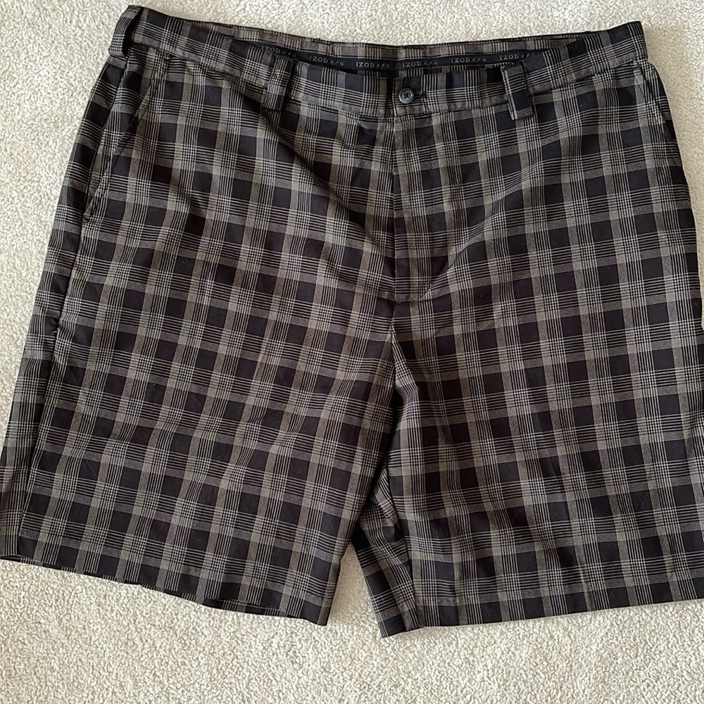 Men’s Izod black and grey golf plaid shorts. Like new condition.